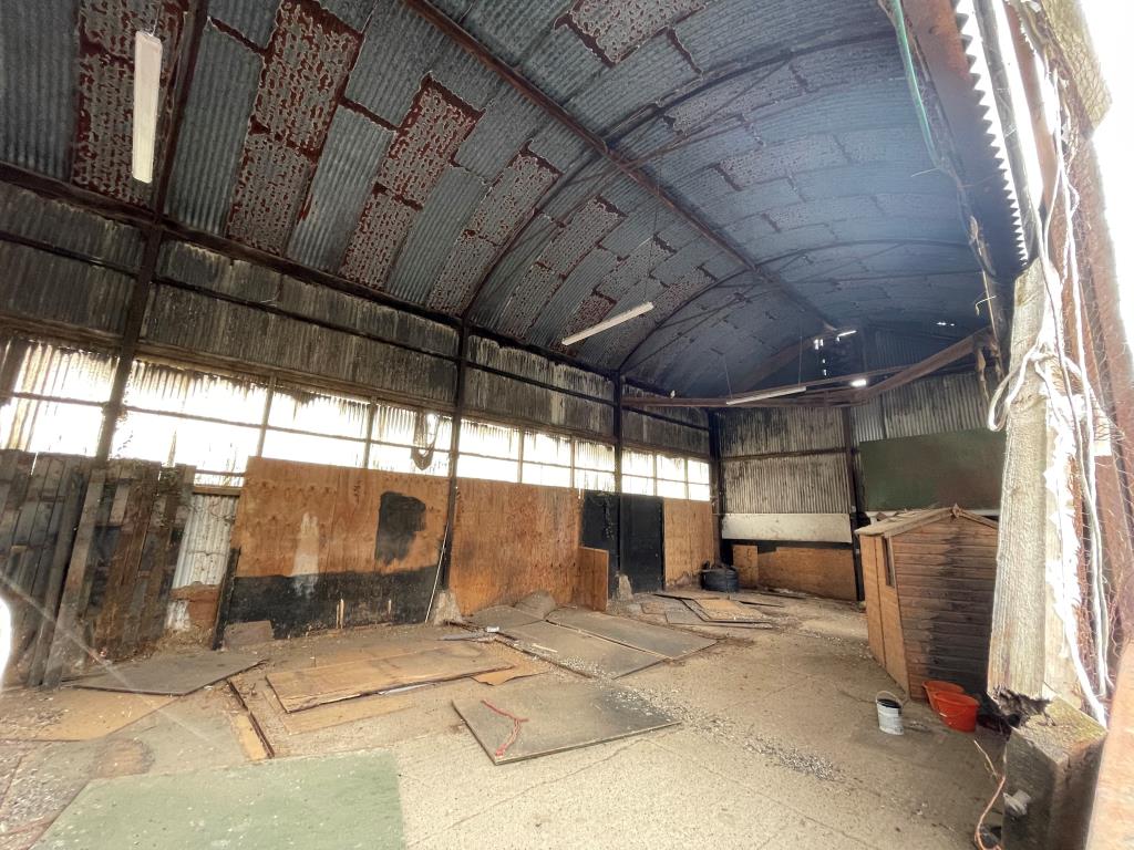 Lot: 158 - REDEVELOPMENT OPPORTUNITY - PLANNING CONSENT FOR TWO NEW BUILD DWELLINGS AND SEVEN BARN CONVERSIONS - Internal view of Dutch barn